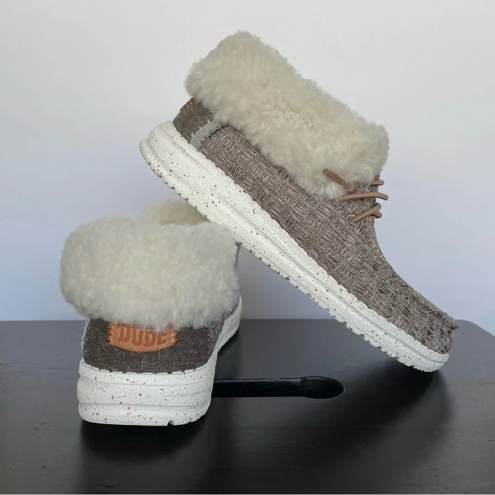 Hey Dude Wendy Fold Youth Stitch Cozy, Big Kids Size 12. New without box.